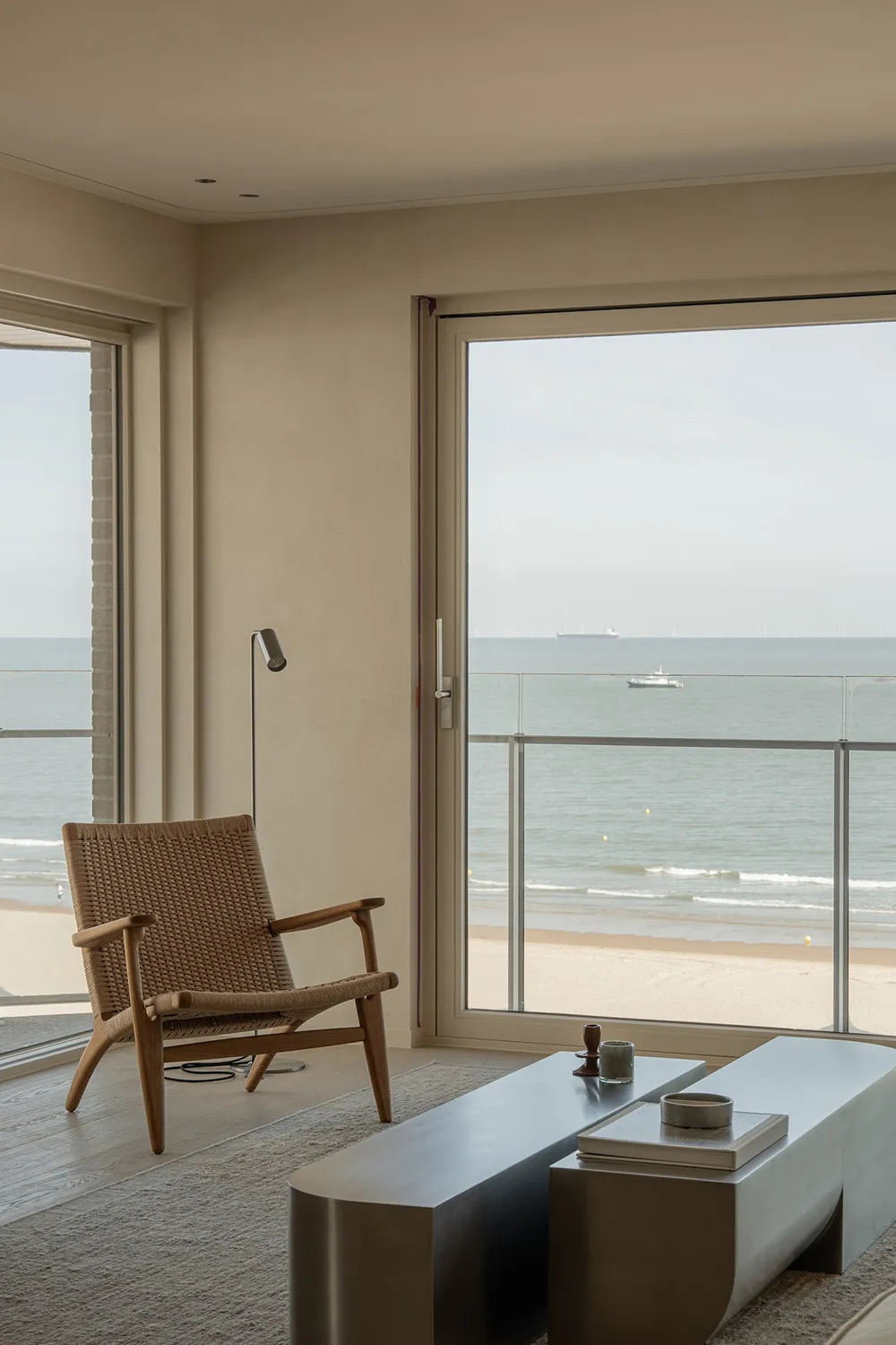 Minimailsm paisible sur la côte de la mer du Nord - Gallery image 1