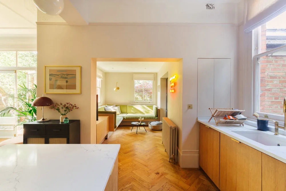 Intérieurs ensoleillés d'une maison victorienne avec vitraux à Londres - Gallery image 9