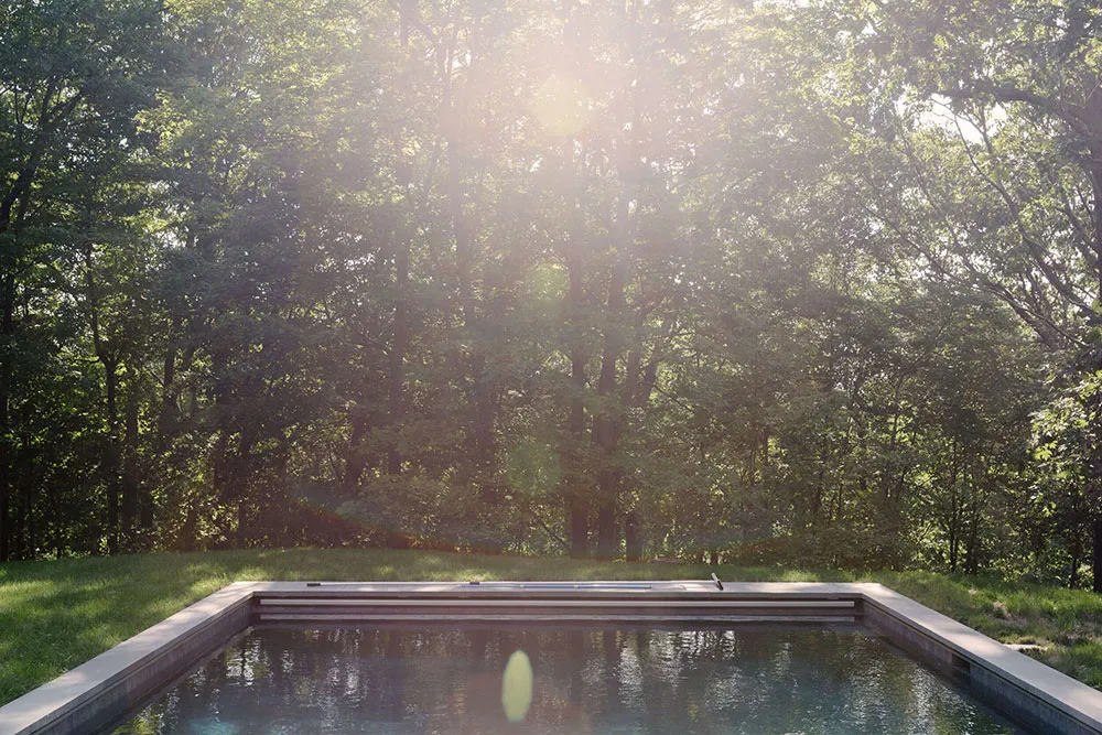 Fenêtre noire et intérieurs blancs : un abri confortable dans la forêt de l'État de New York - Gallery image 23