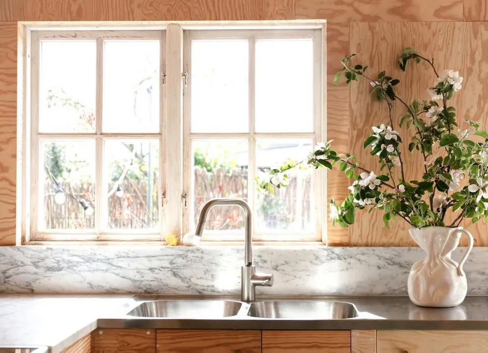 Tradycyjny z zewnątrz, niespodziewany w środku: domek na dzialce w Szwecji - Gallery image 8