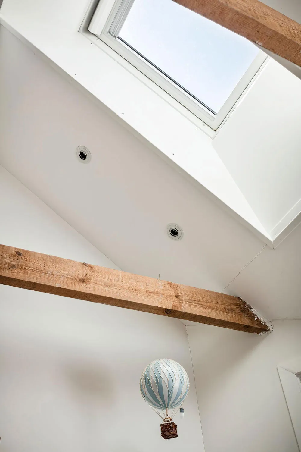 Mała dwupoziomowa kwatera z belkami w Szwecji (55 m²) - Gallery image 12