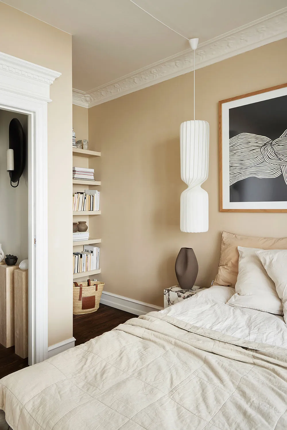 Wärme natürlicher Materialien in der kleinen Wohnung eines Designers in Dänemark - Gallery image 18