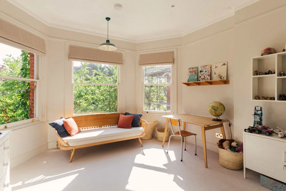 Intérieurs ensoleillés d'une maison victorienne avec vitraux à Londres - Gallery image 26