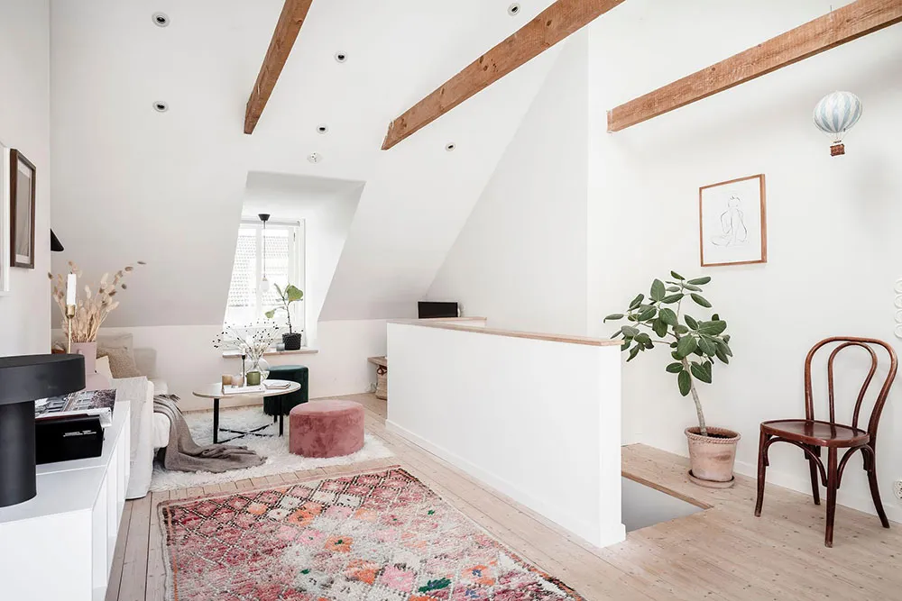 Mała dwupoziomowa kwatera z belkami w Szwecji (55 m²) - Gallery image 8