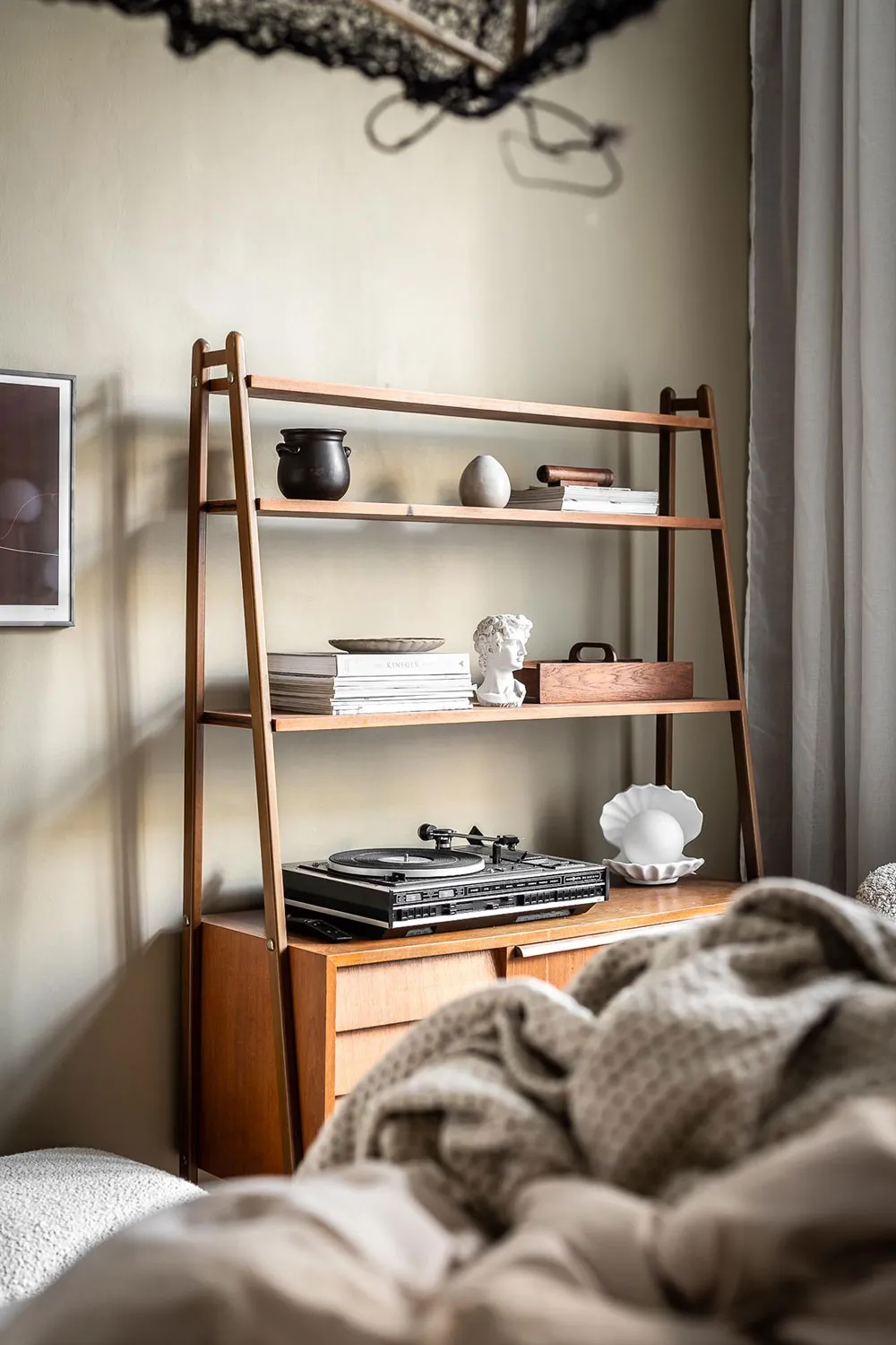 Cornice and Stylish Decor: Scandinavian Apartment with Magnificent Living Room (81 sq. m) - Gallery image 22