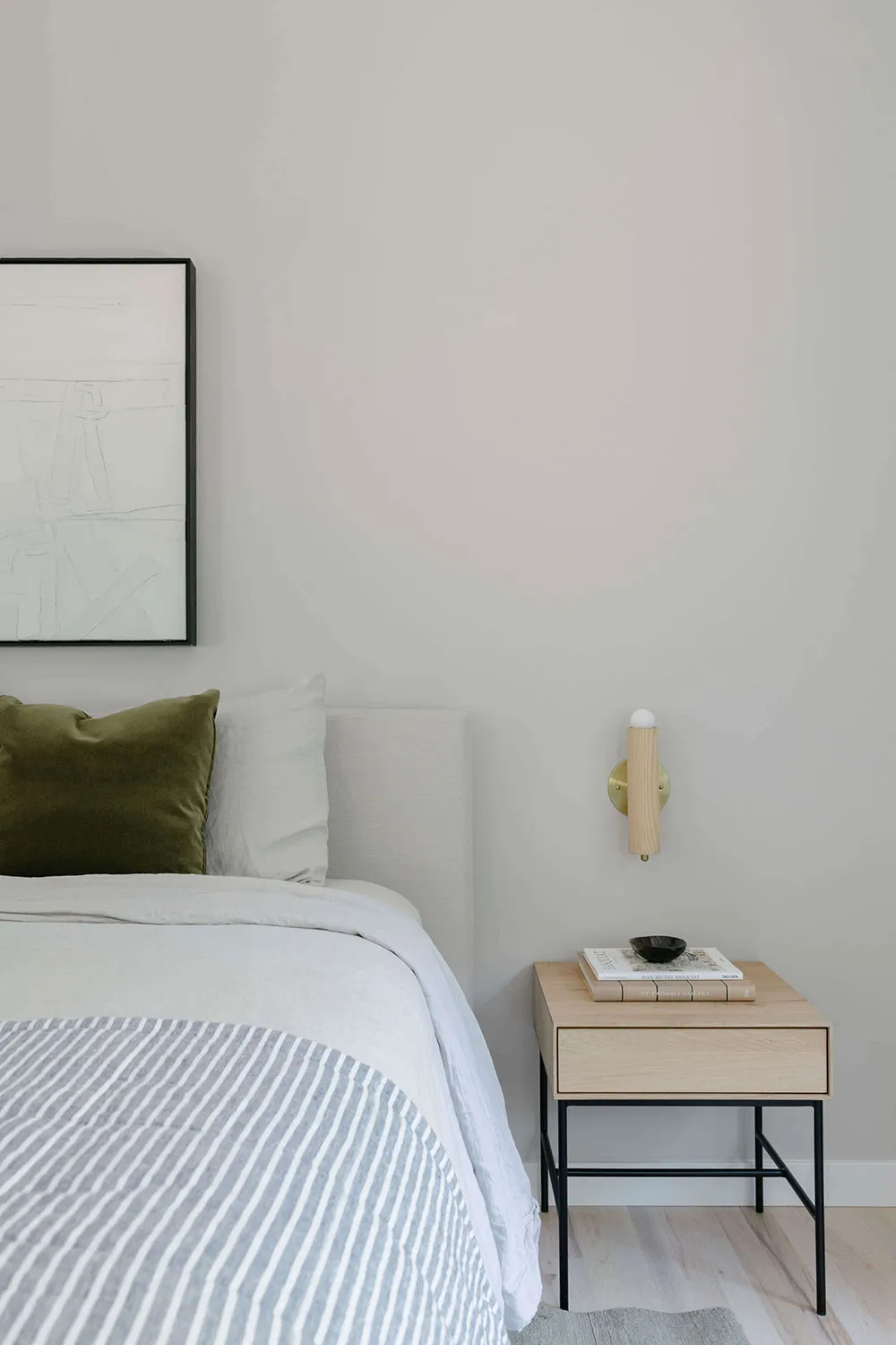 Fenêtre noire et intérieurs blancs : un abri confortable dans la forêt de l'État de New York - Gallery image 17