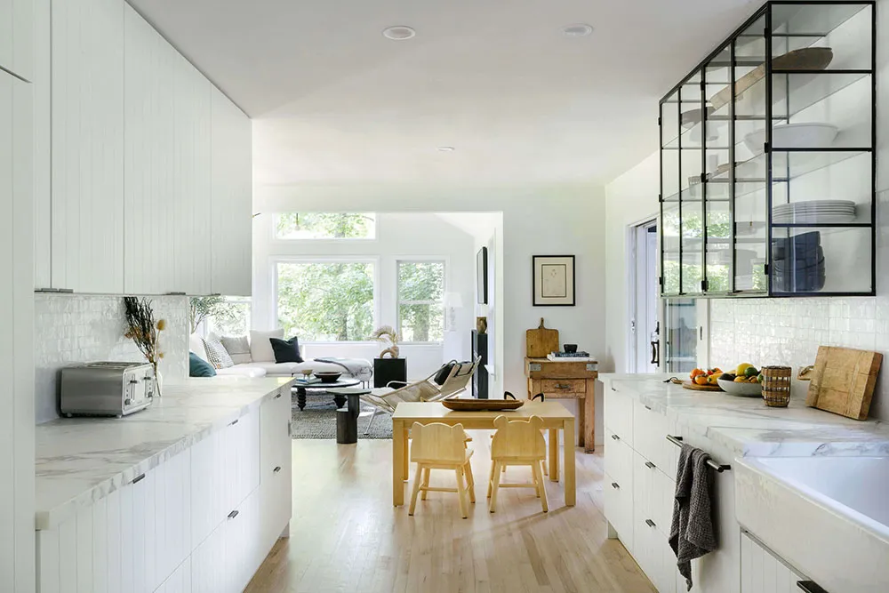 Fenêtre noire et intérieurs blancs : un abri confortable dans la forêt de l'État de New York - Gallery image 5