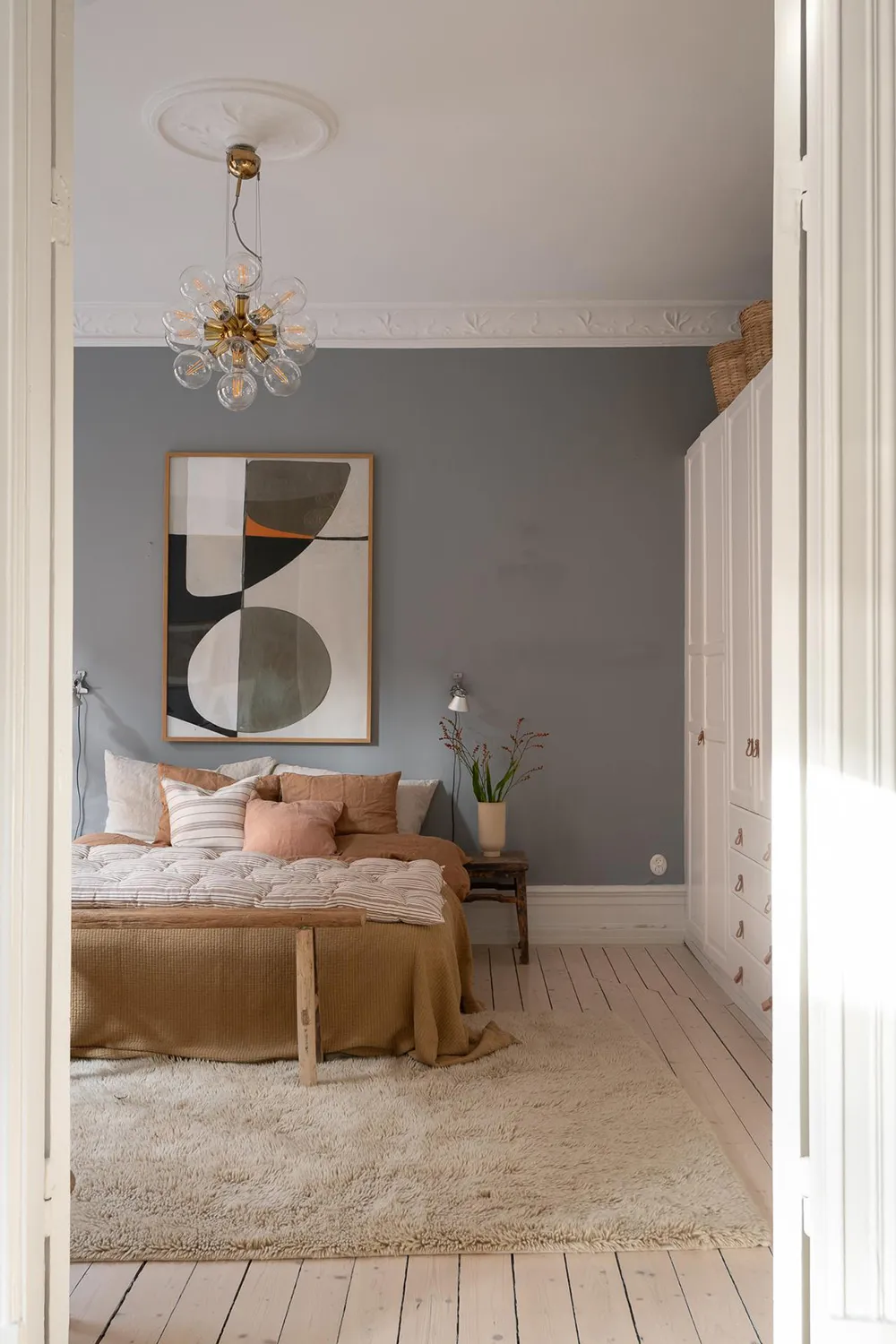 Murs gris et décoration chaleureuse : appartement cosy à Göteborg (63 m²) - Gallery image 22