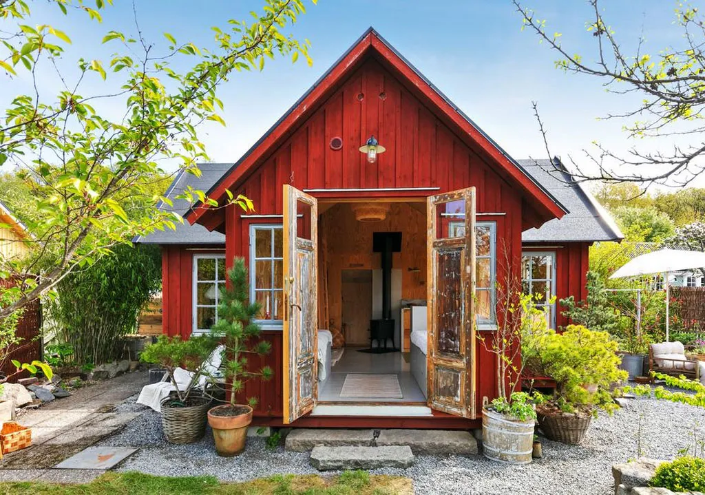 Tradycyjny z zewnątrz, niespodziewany w środku: domek na dzialce w Szwecji - Gallery image 15