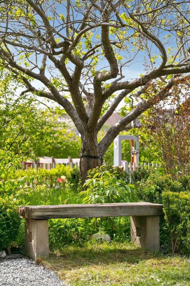 Tradycyjny z zewnątrz, niespodziewany w środku: domek na dzialce w Szwecji - Gallery image 14