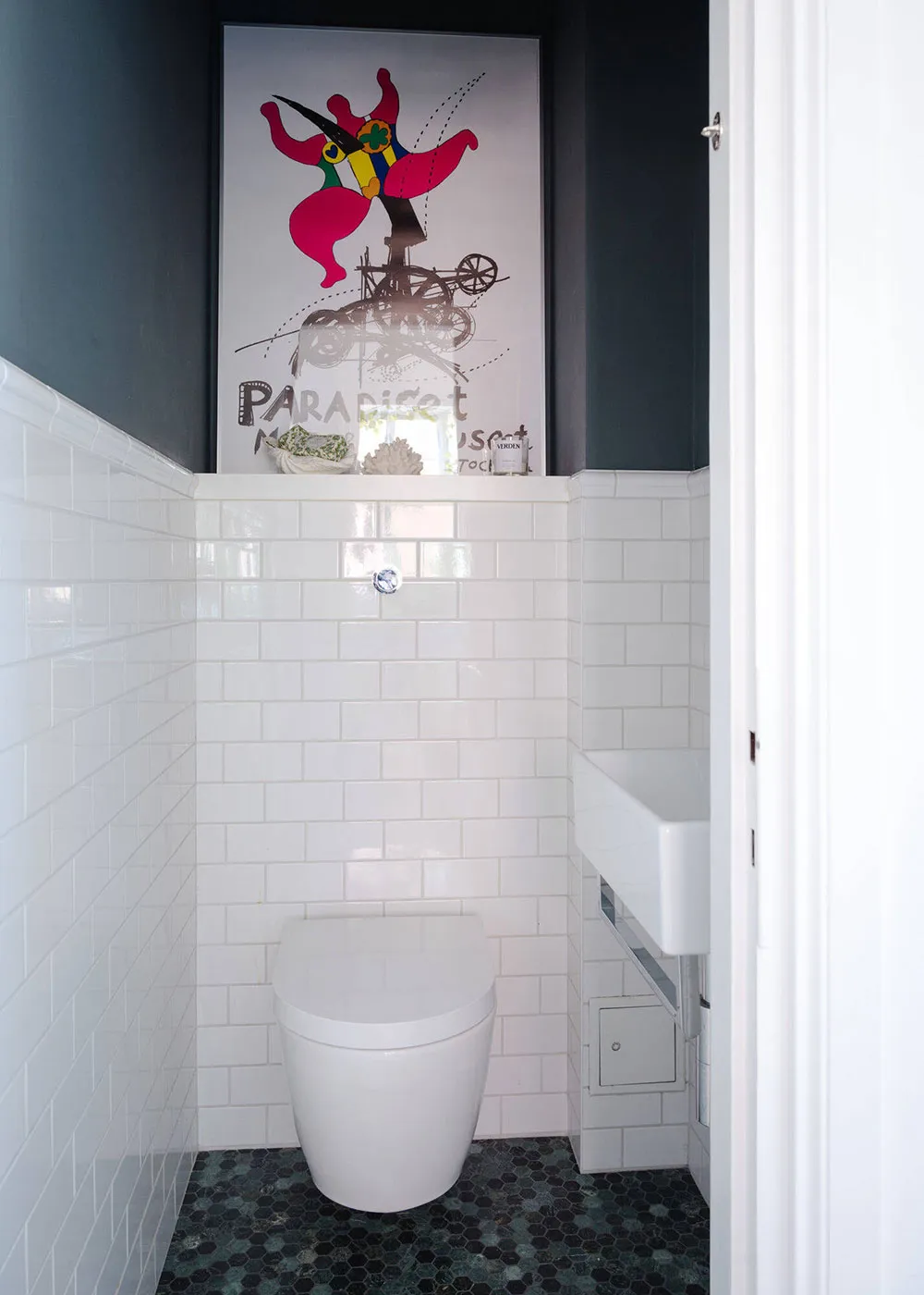 Белый скандинавский интерьер с творческой атмосферой - Gallery image 24