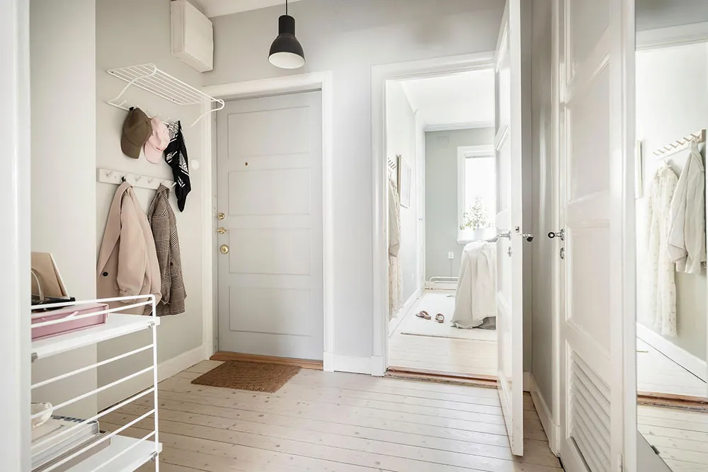 Mała dwupoziomowa kwatera z belkami w Szwecji (55 m²) - Gallery image 25