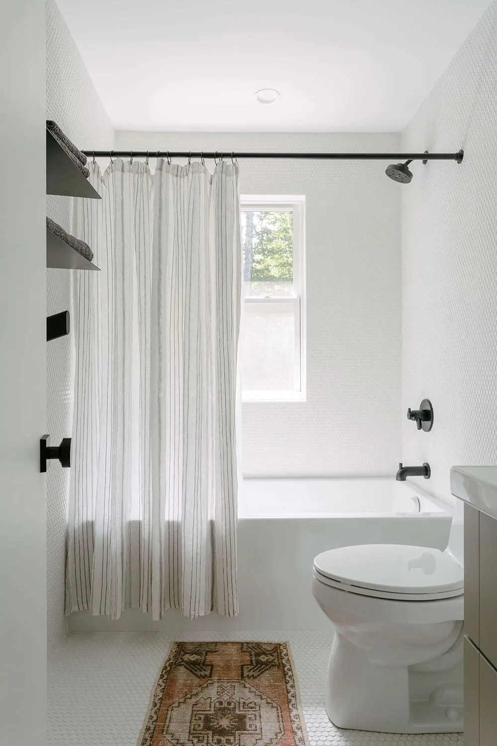 Fenêtre noire et intérieurs blancs : un abri confortable dans la forêt de l'État de New York - Gallery image 22