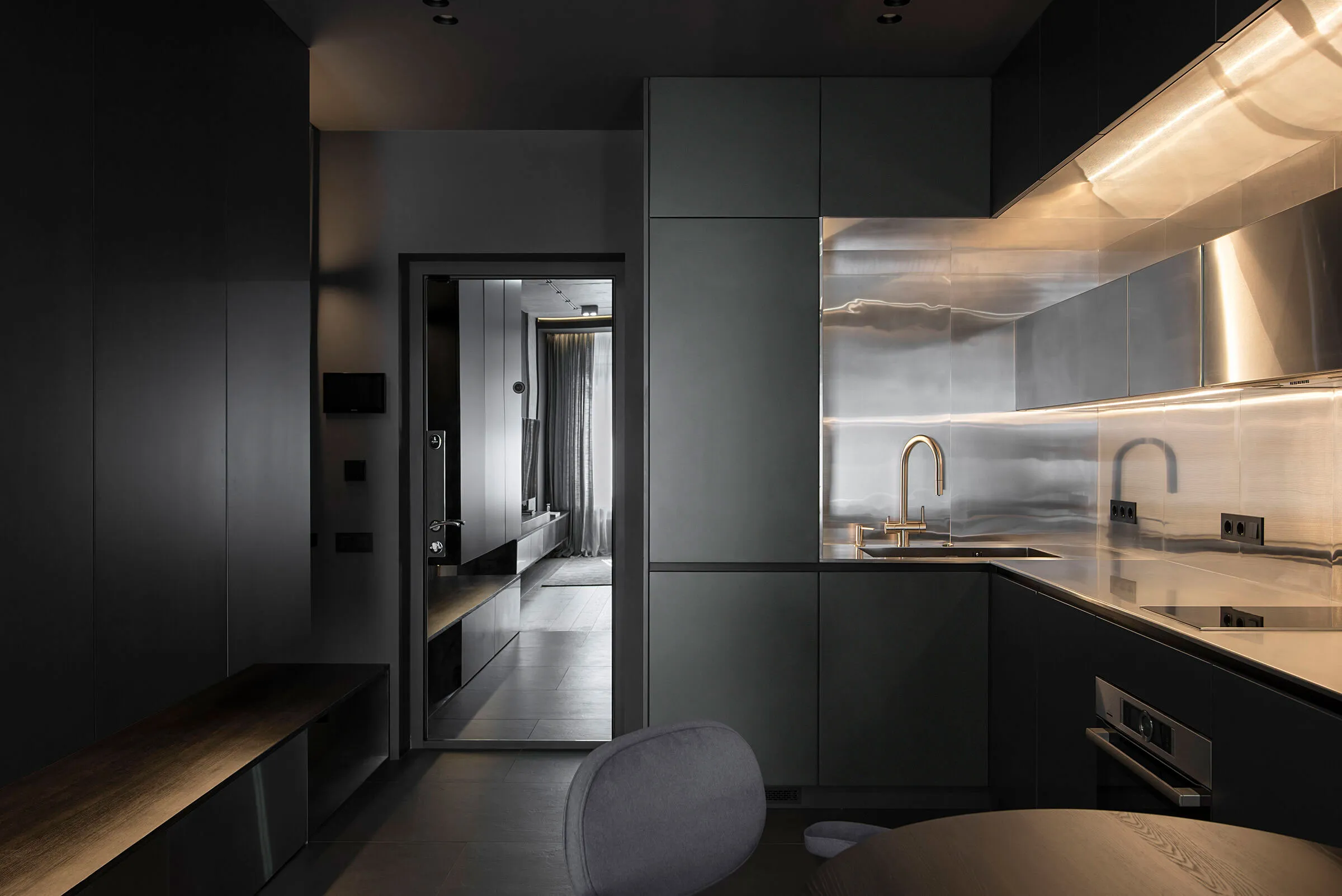 Tonos oscuros y techo de concreto: una elegante y pequeña apartamento en Kiev (45 m²) - Gallery image 19