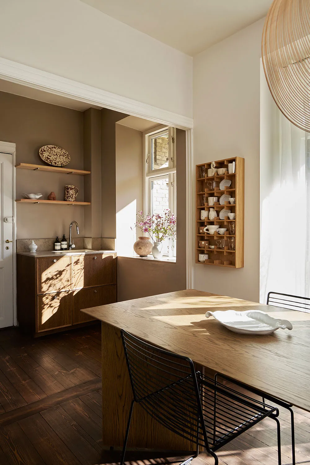 Wärme natürlicher Materialien in der kleinen Wohnung eines Designers in Dänemark - Gallery image 1