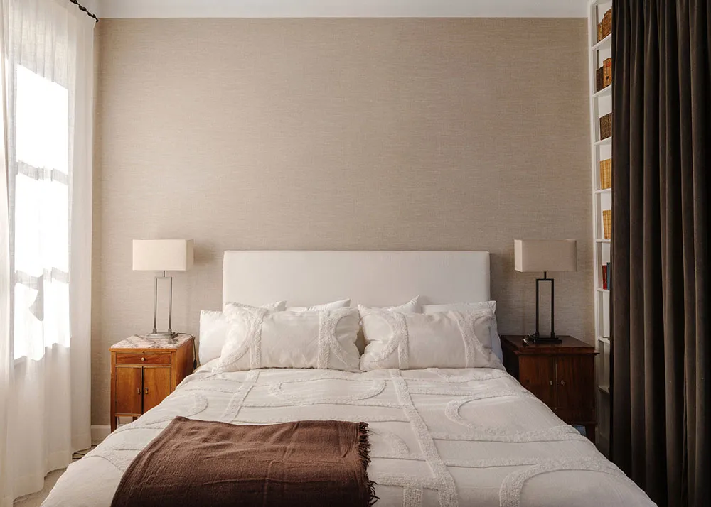 Белый скандинавский интерьер с творческой атмосферой - Gallery image 13