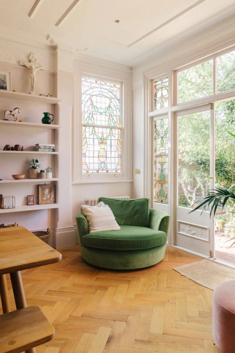 Intérieurs ensoleillés d'une maison victorienne avec vitraux à Londres - Gallery image 3