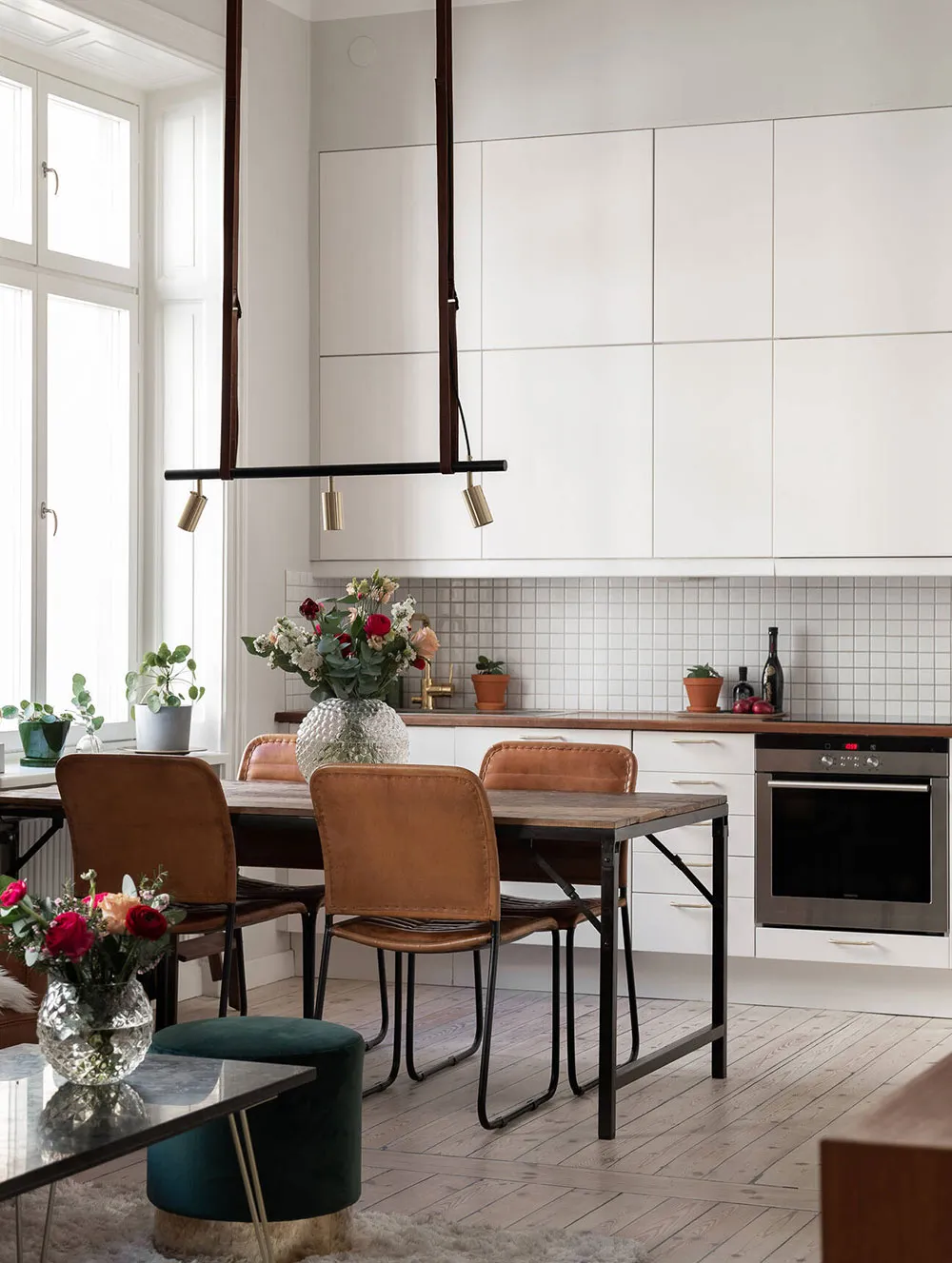 Accents verts dans le salon et chambre bleue foncée : petite mais efficace à Stockholm (48 m²) - Gallery image 13