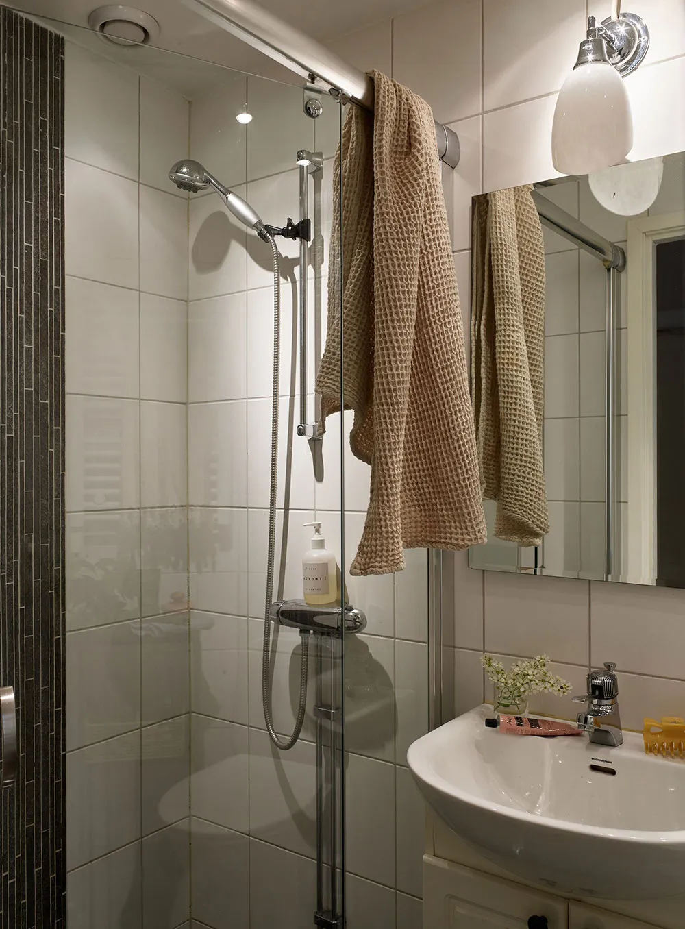 Simplicité scandinave et verdure à la fenêtre : appartement en banlieue de Stockholm (58 m²) - Gallery image 16