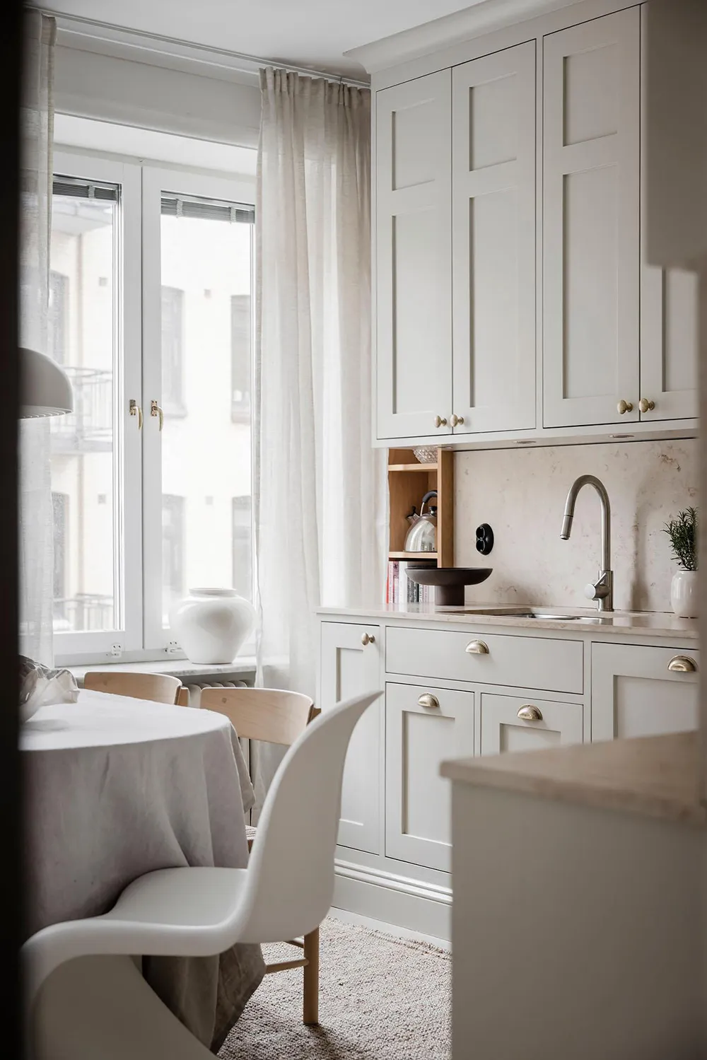 Cozy Warm Details in a Bright Scandinavian Interior (87 sq. m) - 11