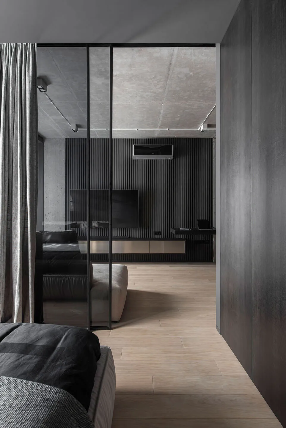 Tonos oscuros y techo de concreto: una elegante y pequeña apartamento en Kiev (45 m²) - Gallery image 13