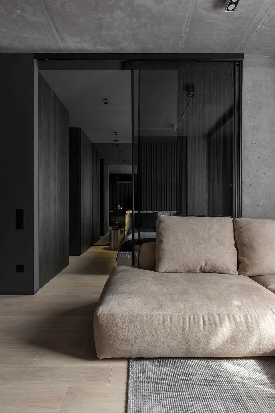 Tonos oscuros y techo de concreto: una elegante y pequeña apartamento en Kiev (45 m²) - Gallery image 12