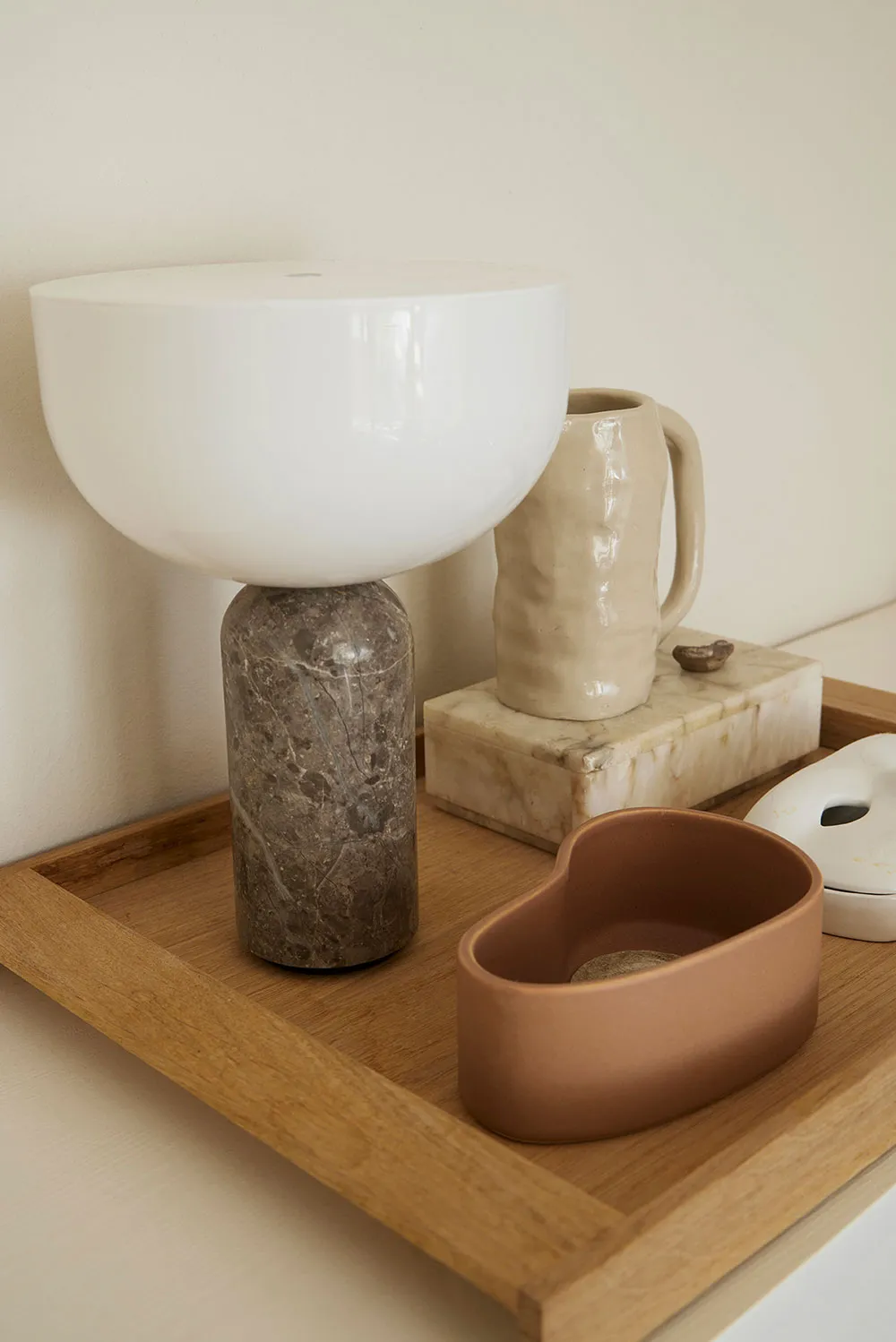 Wärme natürlicher Materialien in der kleinen Wohnung eines Designers in Dänemark - Gallery image 15