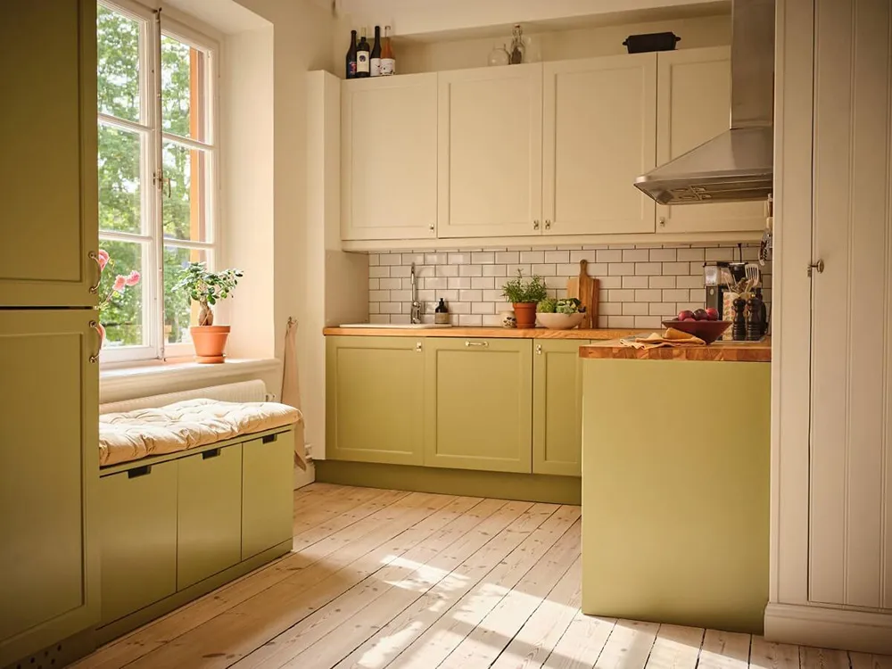 Słoneczny wnętrze w Stokholmie z przyjemnymi olivkovymi akcentami (63 m²) - Gallery image 5