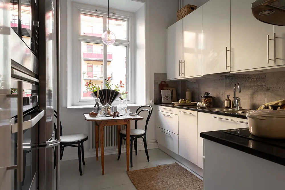 Murs gris et décoration chaleureuse : appartement cosy à Göteborg (63 m²) - Gallery image 26