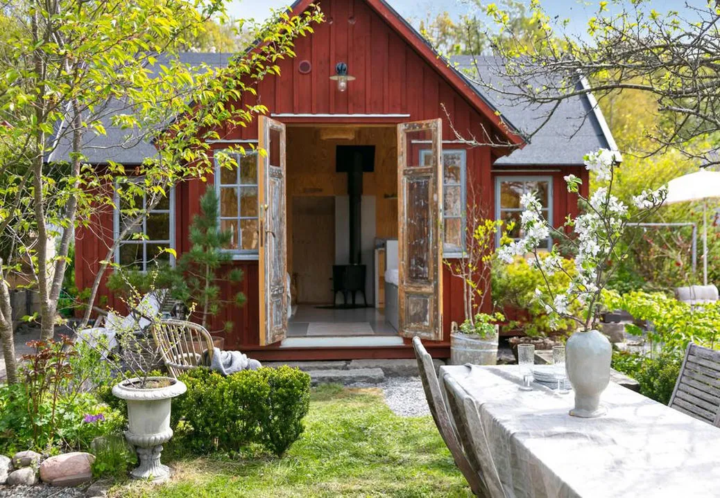 Tradycyjny z zewnątrz, niespodziewany w środku: domek na dzialce w Szwecji - Gallery image 11