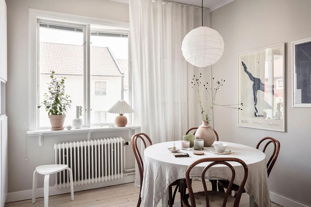 Mała dwupoziomowa kwatera z belkami w Szwecji (55 m²) - Gallery image 17