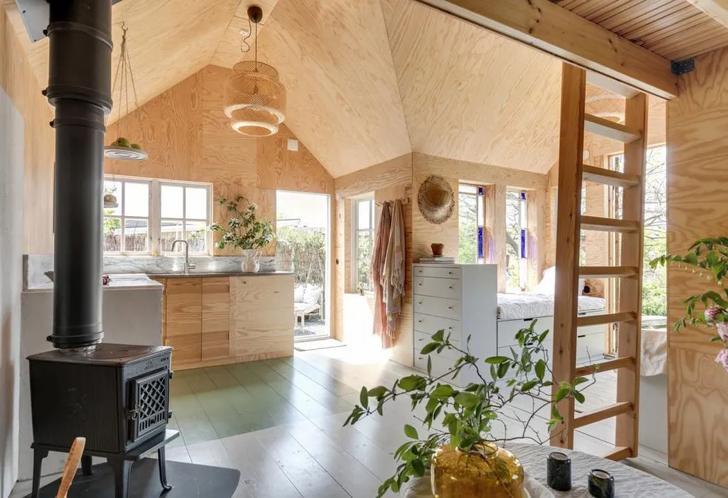 Tradycyjny z zewnątrz, niespodziewany w środku: domek na dzialce w Szwecji - Gallery image 6