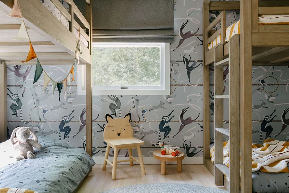 Fenêtre noire et intérieurs blancs : un abri confortable dans la forêt de l'État de New York - Gallery image 12