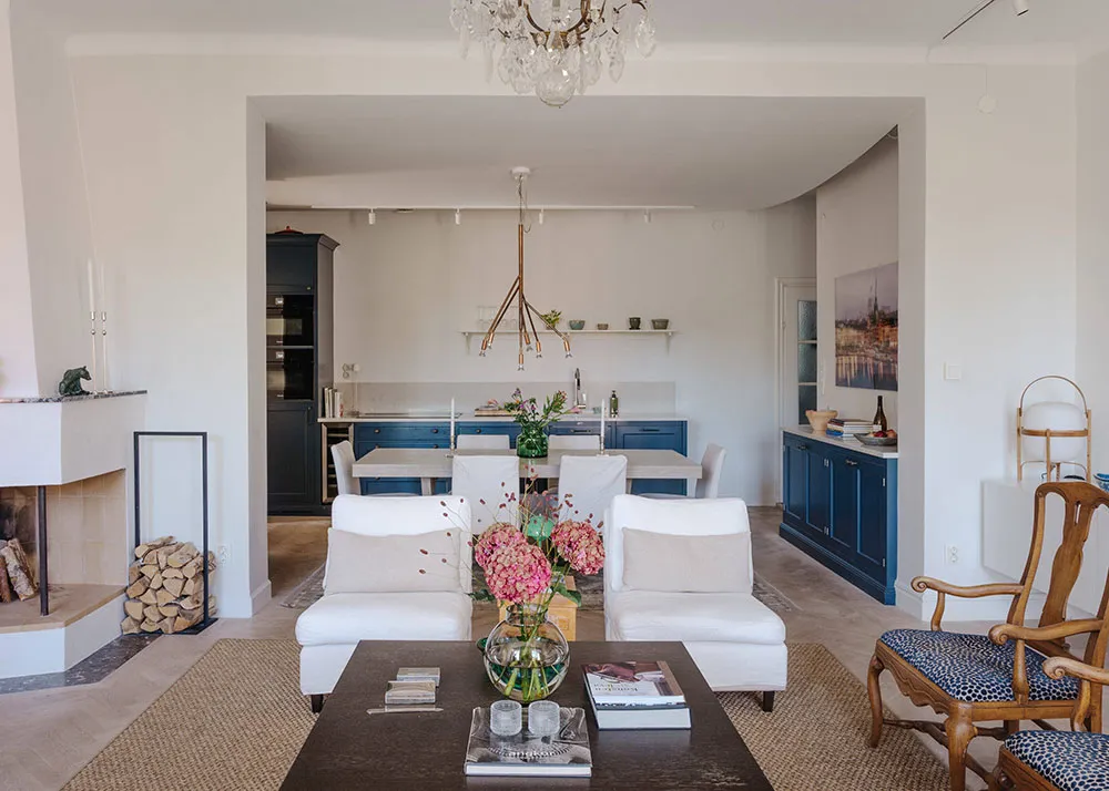 Белый скандинавский интерьер с творческой атмосферой - Gallery image 6