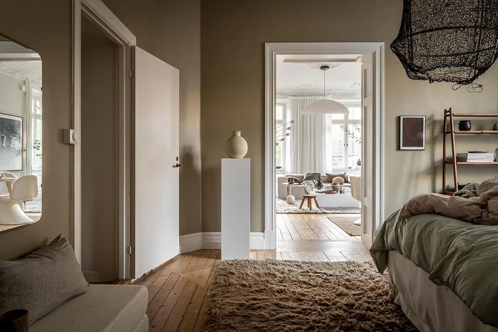 Cornice and Stylish Decor: Scandinavian Apartment with Magnificent Living Room (81 sq. m) - Gallery image 23