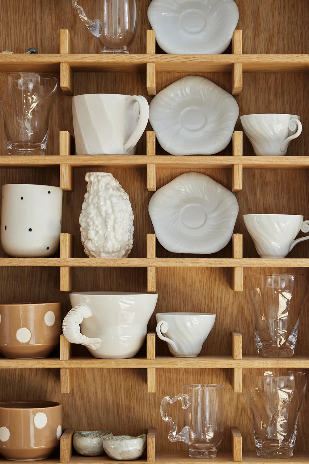 Wärme natürlicher Materialien in der kleinen Wohnung eines Designers in Dänemark - Gallery image 7