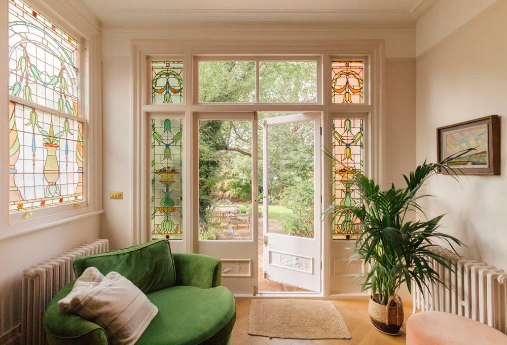 Intérieurs ensoleillés d'une maison victorienne avec vitraux à Londres - Gallery image 4