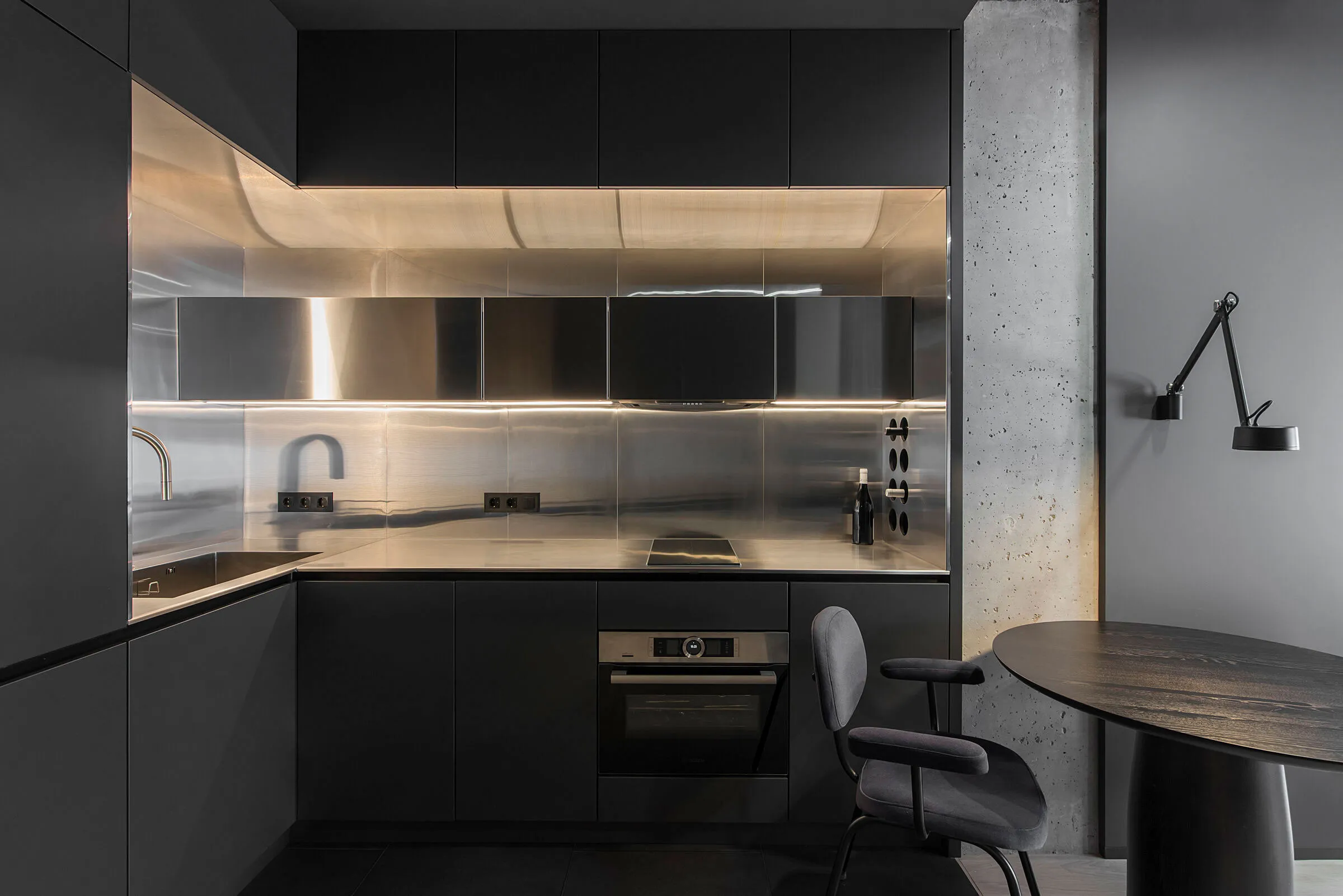 Tonos oscuros y techo de concreto: una elegante y pequeña apartamento en Kiev (45 m²) - Gallery image 15