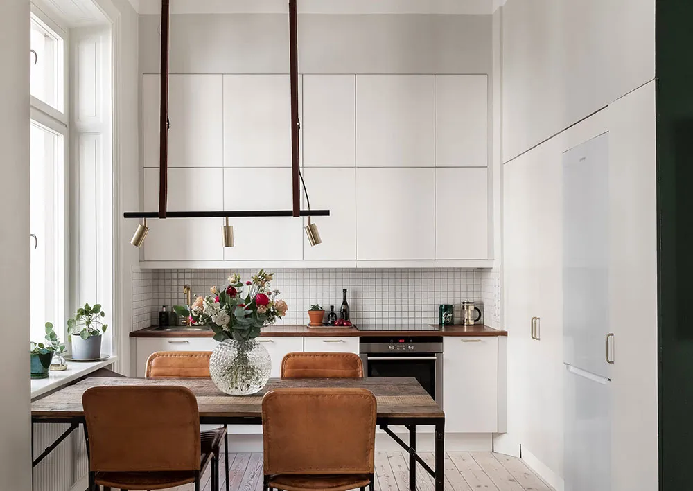 Accents verts dans le salon et chambre bleue foncée : petite mais efficace à Stockholm (48 m²) - Gallery image 2