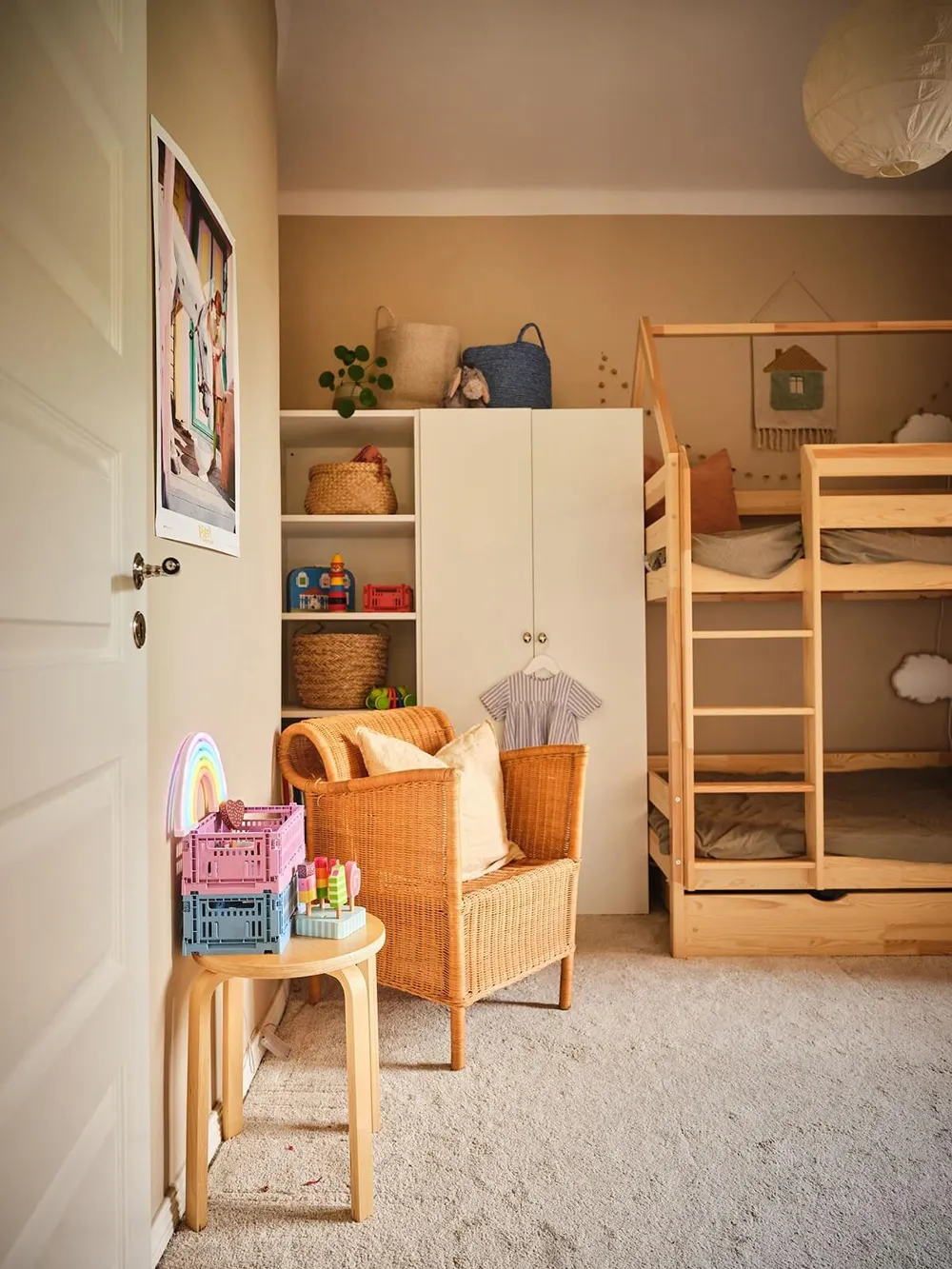 Słoneczny wnętrze w Stokholmie z przyjemnymi olivkovymi akcentami (63 m²) - Gallery image 15