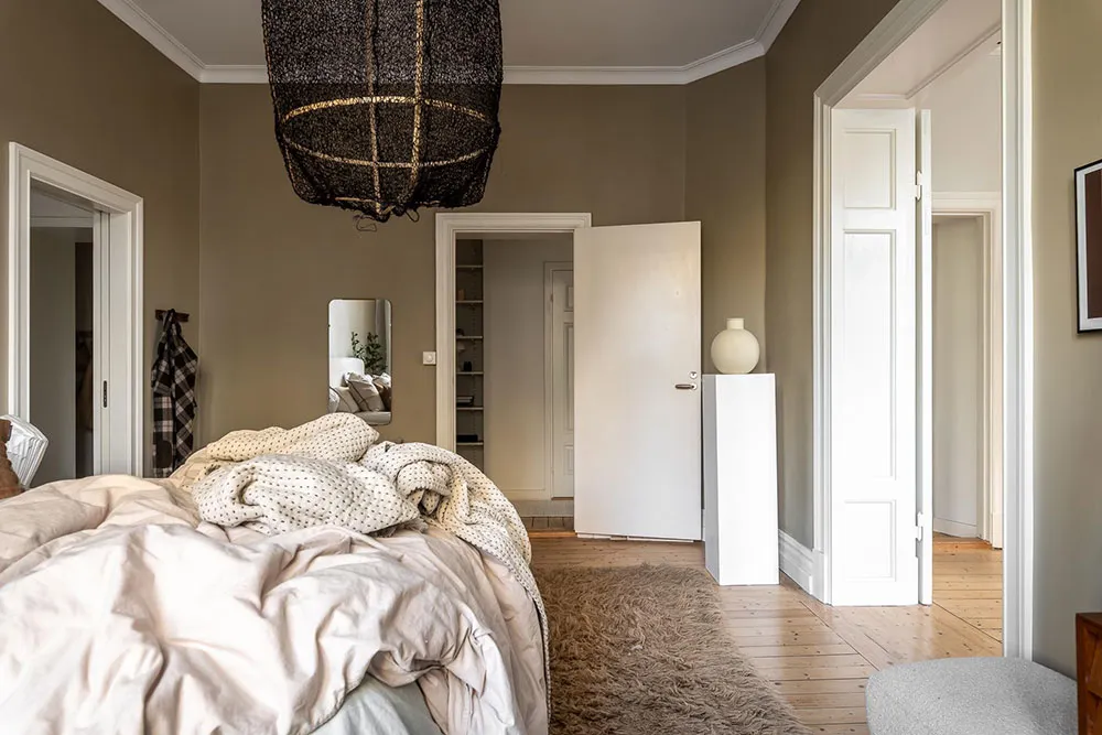 Cornice and Stylish Decor: Scandinavian Apartment with Magnificent Living Room (81 sq. m) - Gallery image 19