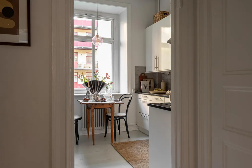 Murs gris et décoration chaleureuse : appartement cosy à Göteborg (63 m²) - Gallery image 23