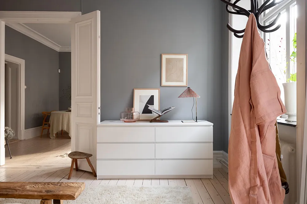 Murs gris et décoration chaleureuse : appartement cosy à Göteborg (63 m²) - Gallery image 17