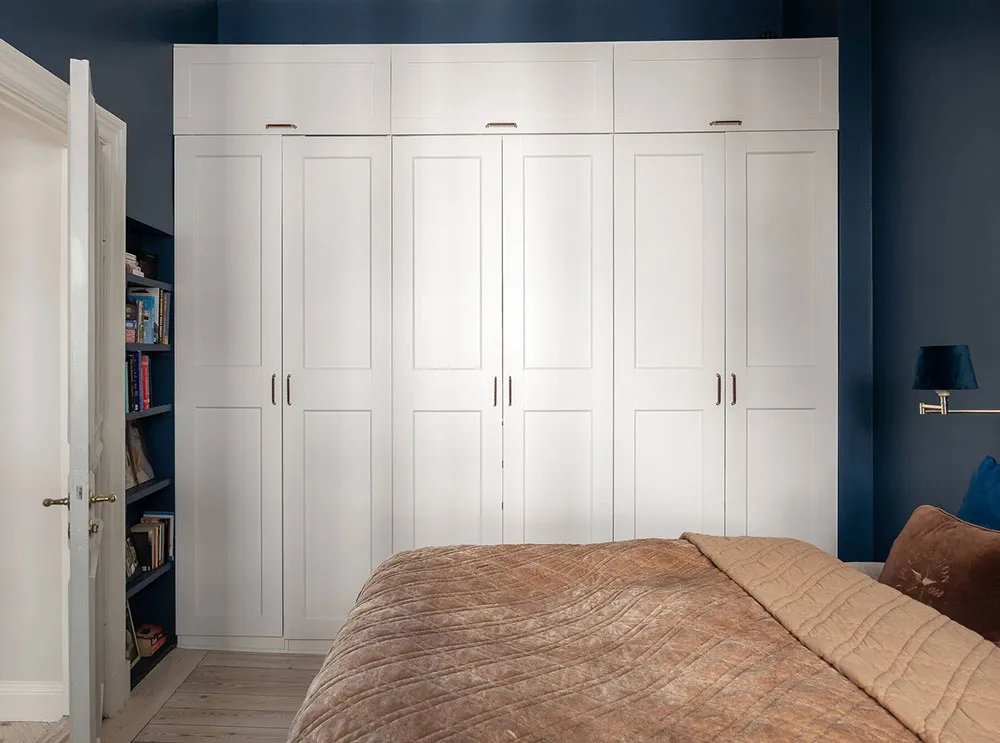 Accents verts dans le salon et chambre bleue foncée : petite mais efficace à Stockholm (48 m²) - Gallery image 8