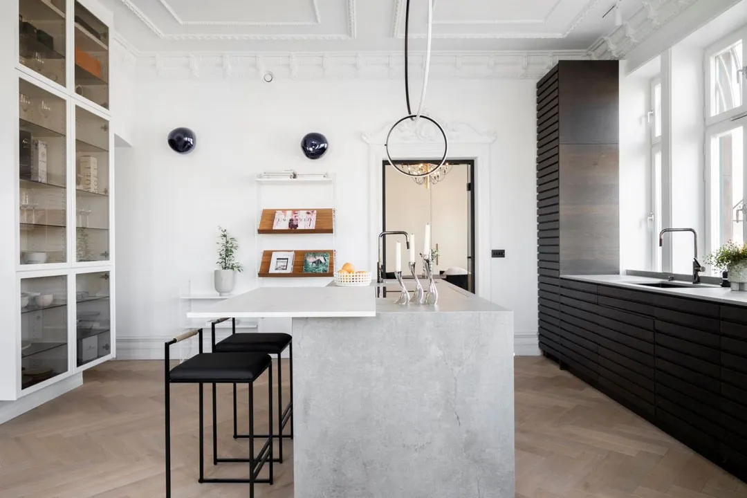 Рояль, чорні акценти та ліпіна: незвичайна квартира в Стокгольмі - Gallery image 6