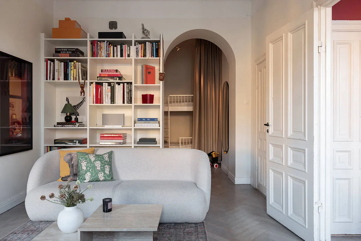 Kleine, elegante Wohnung mit rotem Schlafzimmer: Stockholm (57 qm) - Gallery image 2