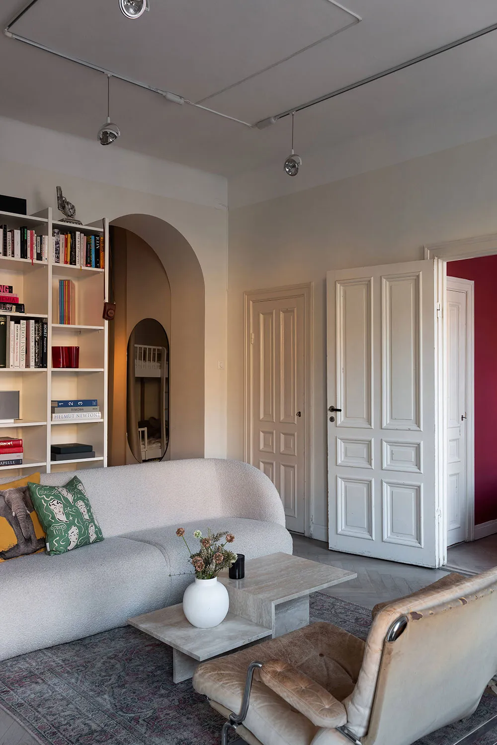 Kleine, elegante Wohnung mit rotem Schlafzimmer: Stockholm (57 qm) - Gallery image 1