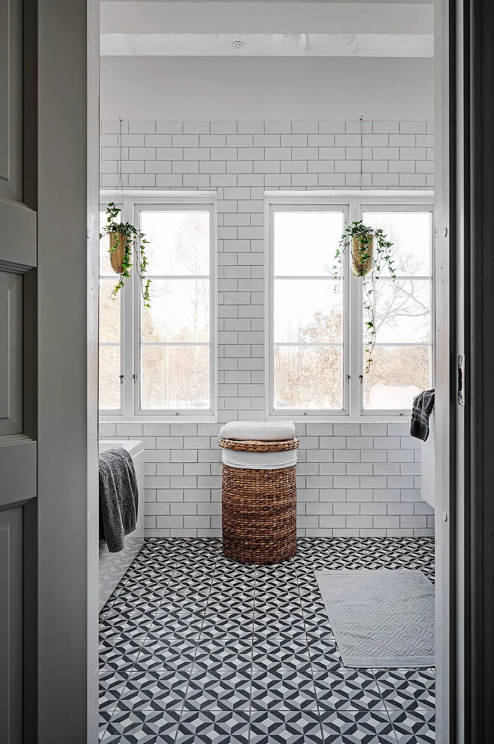 Villa blanche en Suède avec intérieurs noir et blanc - Gallery image 27