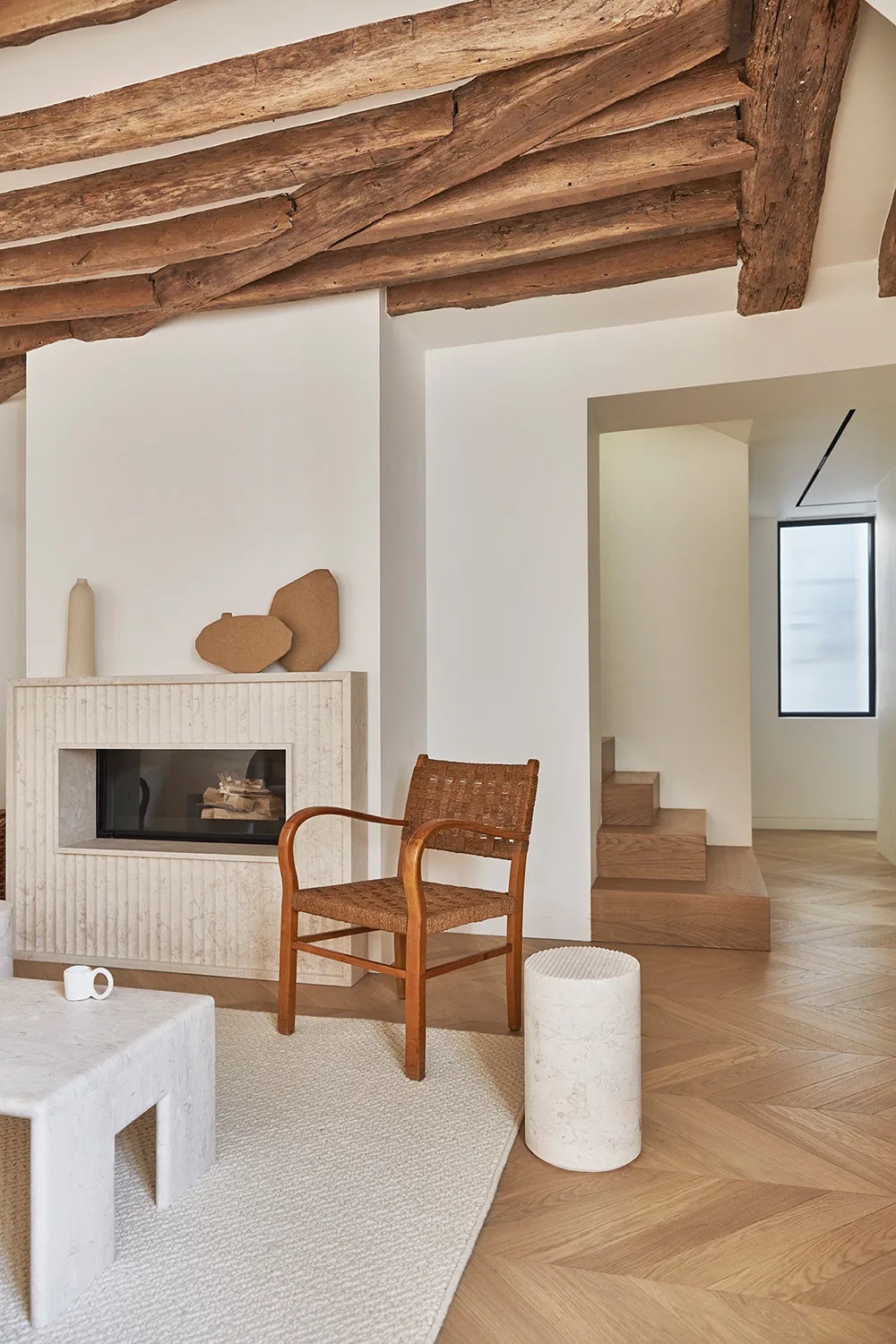 Surowe belki i wyrafinowany dekor: mieszkanie na dachu w Paryżu - Gallery image 10