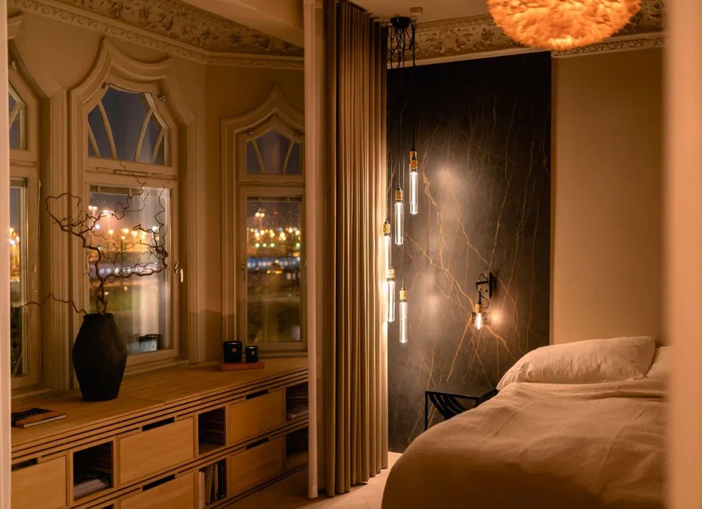 Рояль, чорні акценти та ліпіна: незвичайна квартира в Стокгольмі - Gallery image 20